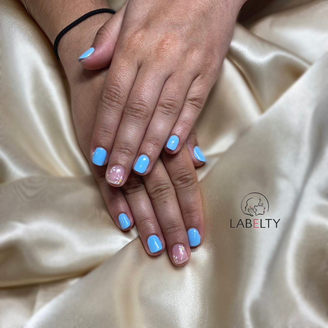 Couleur : bleu ciel - Nail art : fleur - finition : brillante