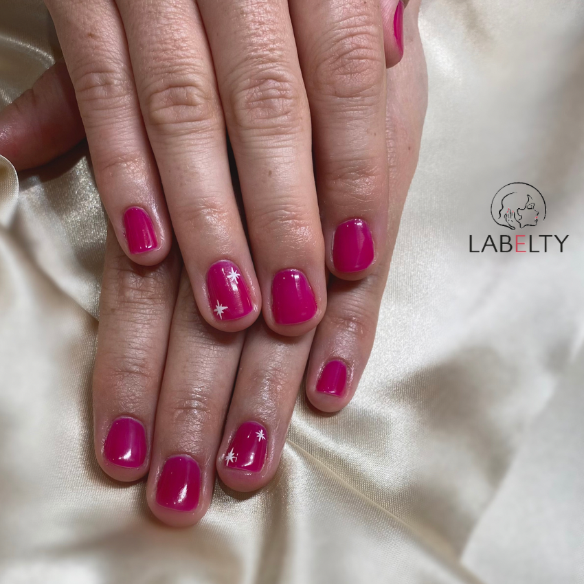 Couleur : Rose 
- Nail art : étoile - Finition : brillante