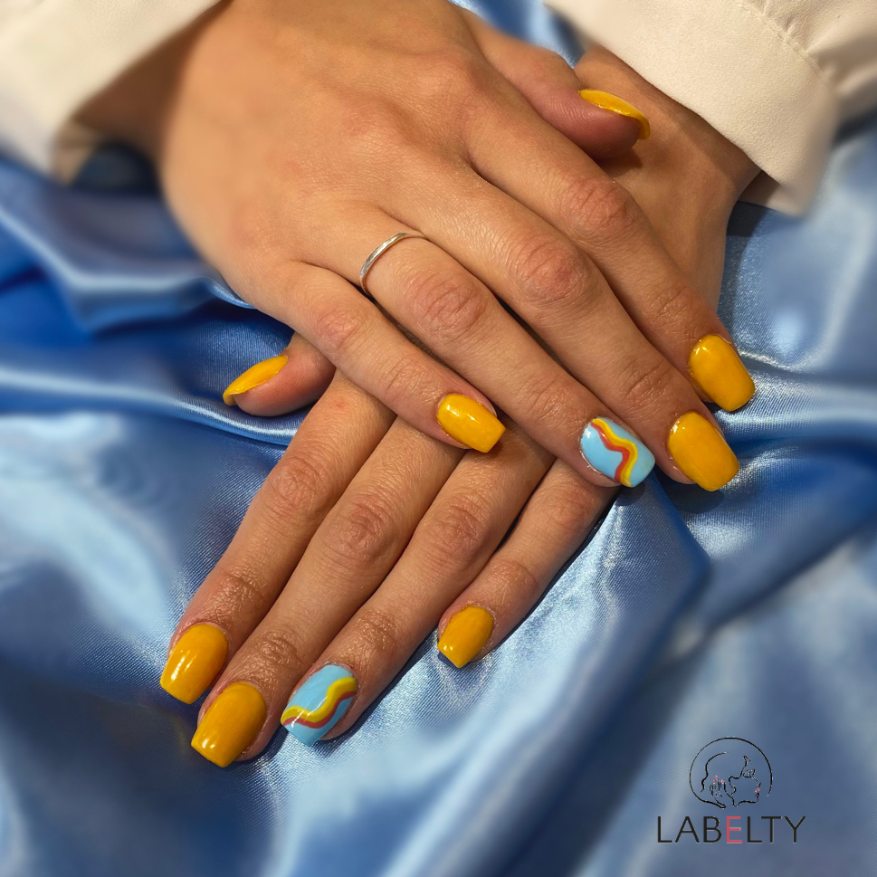 Couleur : jaune et bleu ciel - nail art  : courbe tricolore - finition : brillante