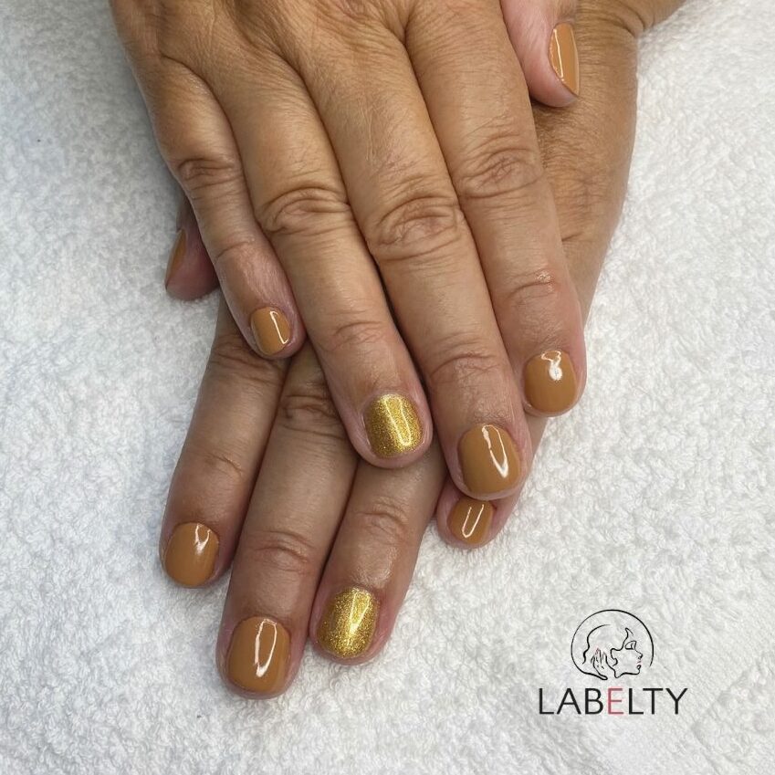 Couleur : Caramel or - 
Manucure russe - Finition : brillante 