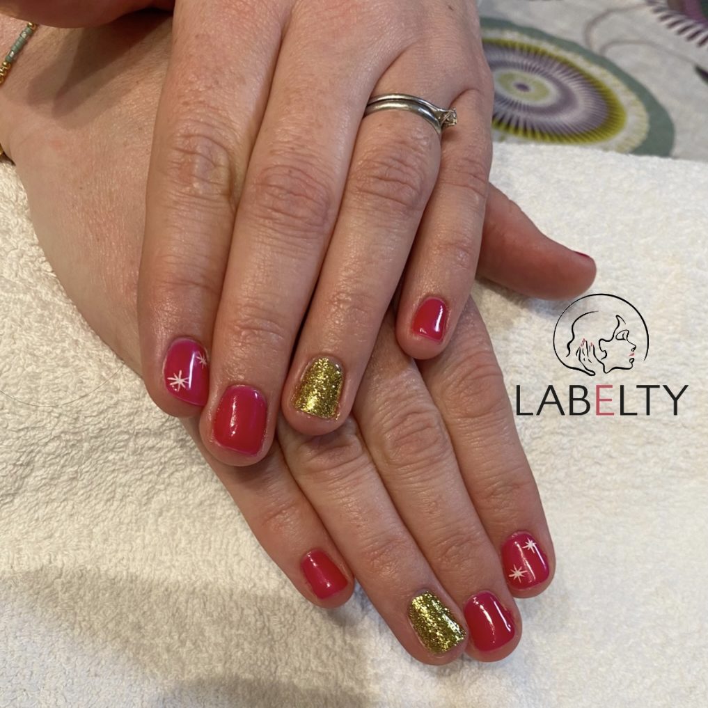 Couleur : Rouge & Paillettes or -
Nail art : étoile - Finition : brillante