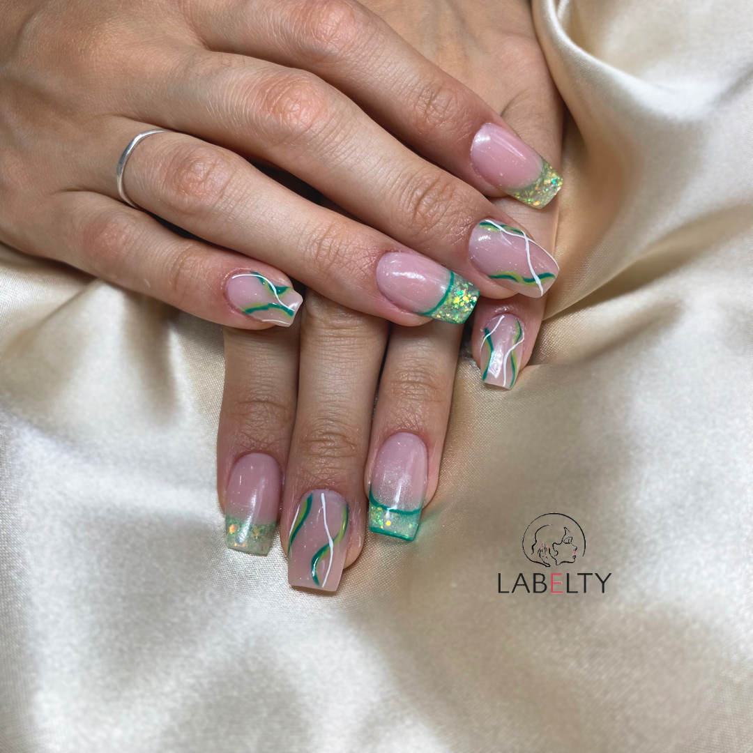 Couleur : Rosé -
Nail art : ligne verte et blanche -
Finition : brillante 
French reverse avec incrustation de paillettes vert