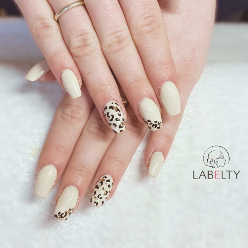 Couleur : beige - nail art : léopard noir -feuille d’or - finition : brillante