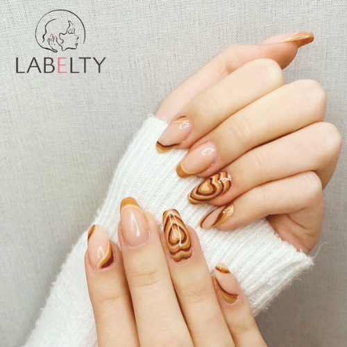 nail art : courbes et cœurs en camaïeu de marron  - finition : brillante - french à 2 lignes