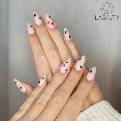 Couleur : blanc laiteux - nail art : cœurs noir & rouge - finition : brillante