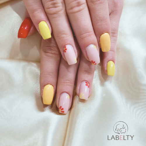 Couleur : rouge, orange & jaune -
Nail art : fleur -
Finition : brillante