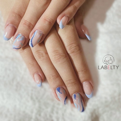 Couleur : bleu ciel -
Nail art : courbe bleu 
- French : bleu ciel